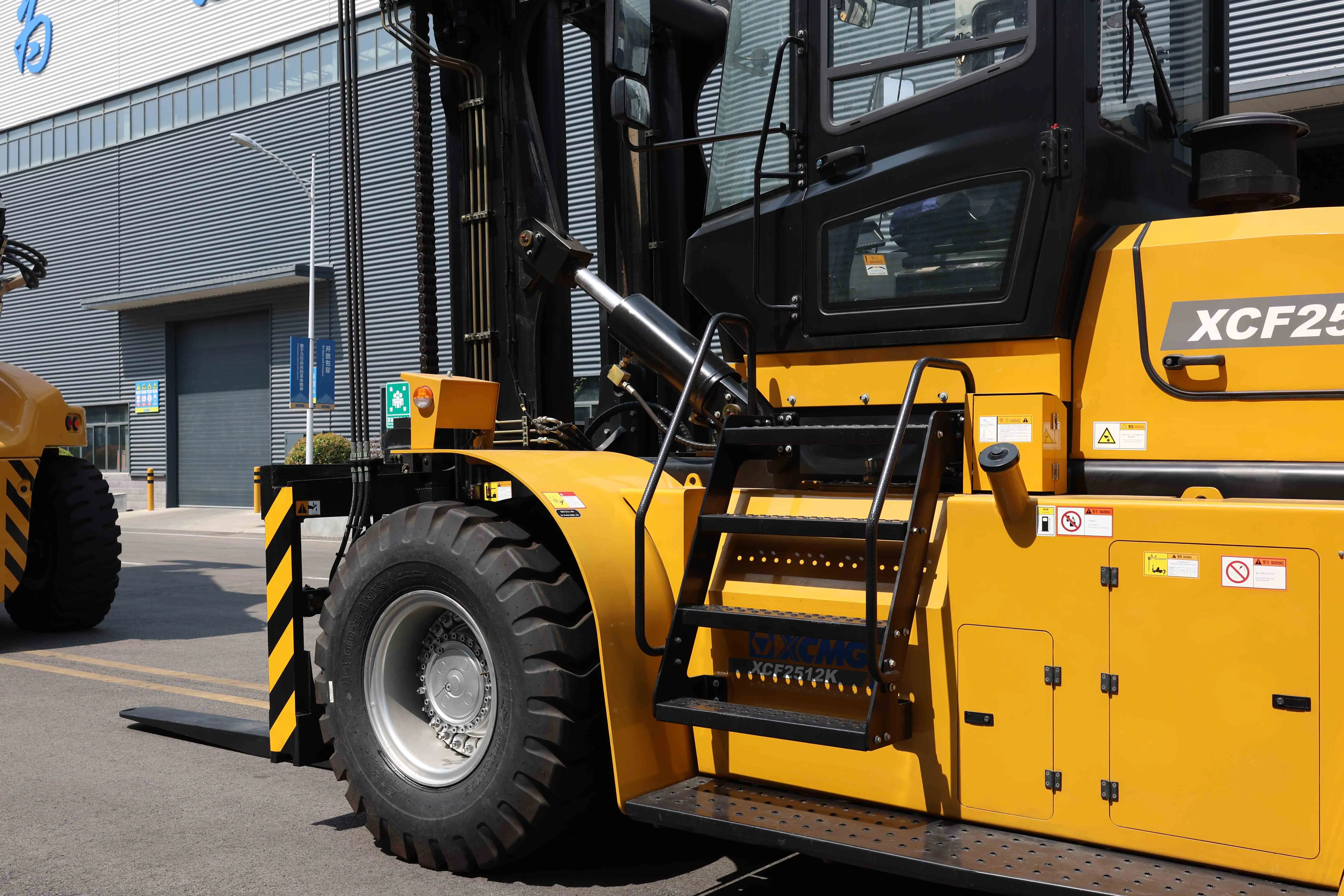 XCMG Official Xcf2512K New Diesel Forklift 25 Ton Pneumatic Tyre Outdoor Forklift Truck for Sale